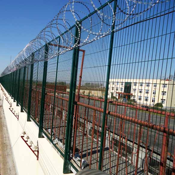 監(jiān)獄鐵絲網(wǎng) 菱形焊接刀片刺網(wǎng) 金屬鐵絲防爬護欄圖片1 監(jiān)獄鐵絲網(wǎng) 菱形焊接刀片刺網(wǎng) 金屬鐵絲防爬護欄圖片1