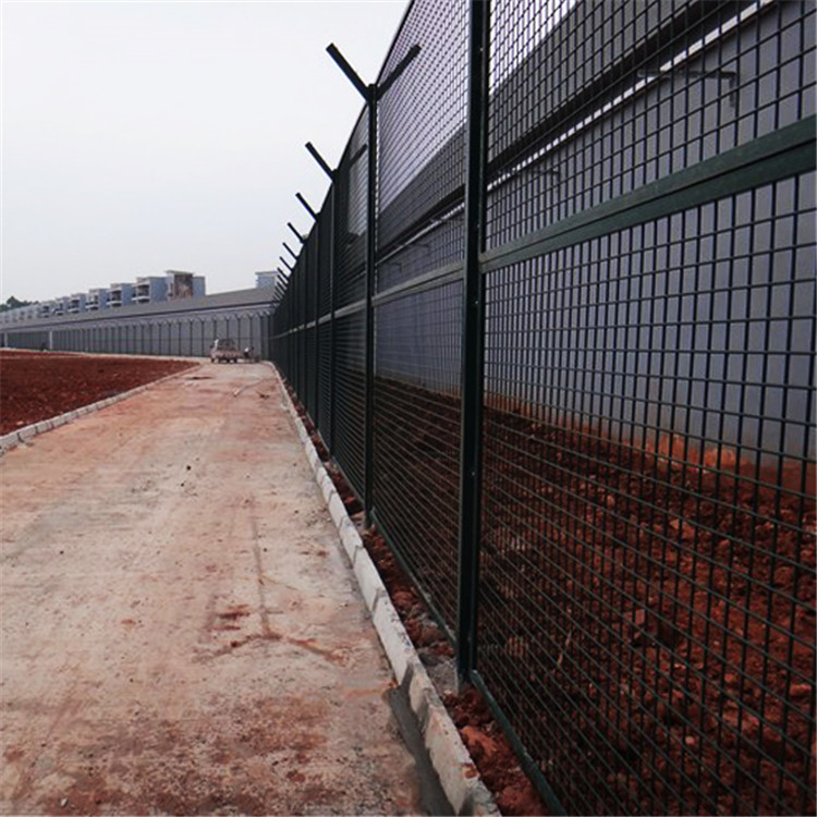 監(jiān)獄菱形孔隔離網(wǎng)圖片3 監(jiān)獄菱形孔隔離網(wǎng)圖片3