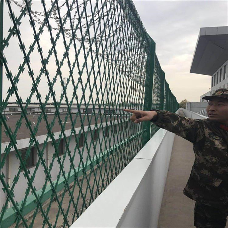 菱形焊接刀片刺網圖片4 菱形焊接刀片刺網圖片4