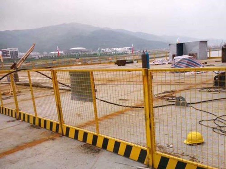 基坑臨邊防護欄桿圖片3 基坑臨邊防護欄桿圖片3