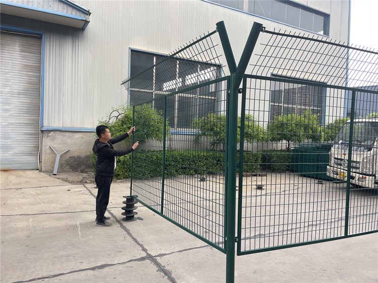 浸塑隔離防護網(wǎng)圖片4 浸塑隔離防護網(wǎng)圖片4