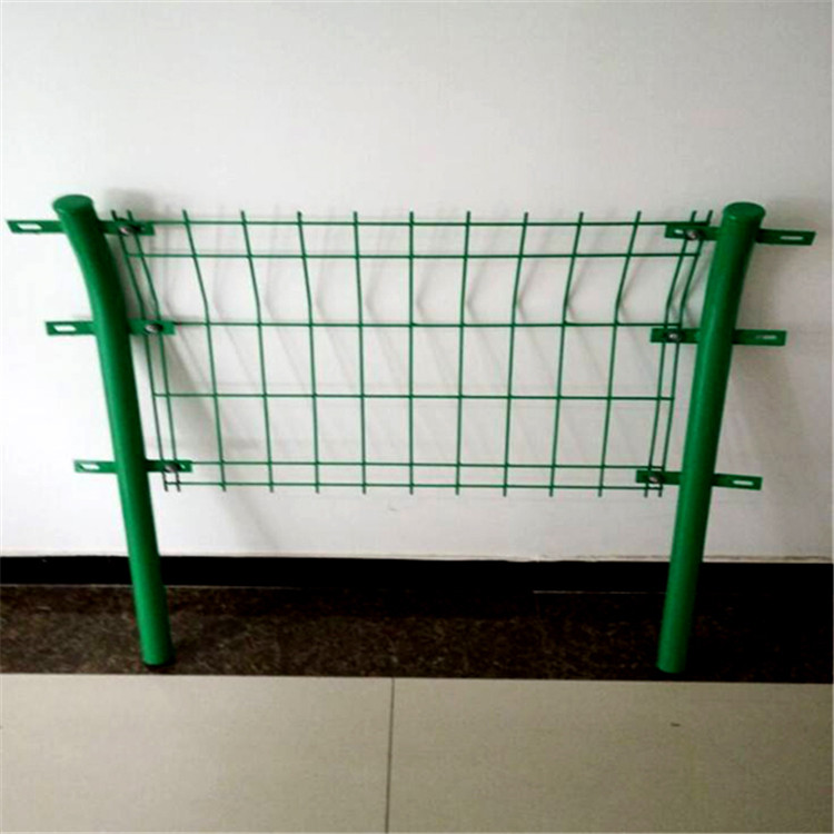 綠色鐵絲網(wǎng)圍欄圖片2 綠色鐵絲網(wǎng)圍欄圖片2